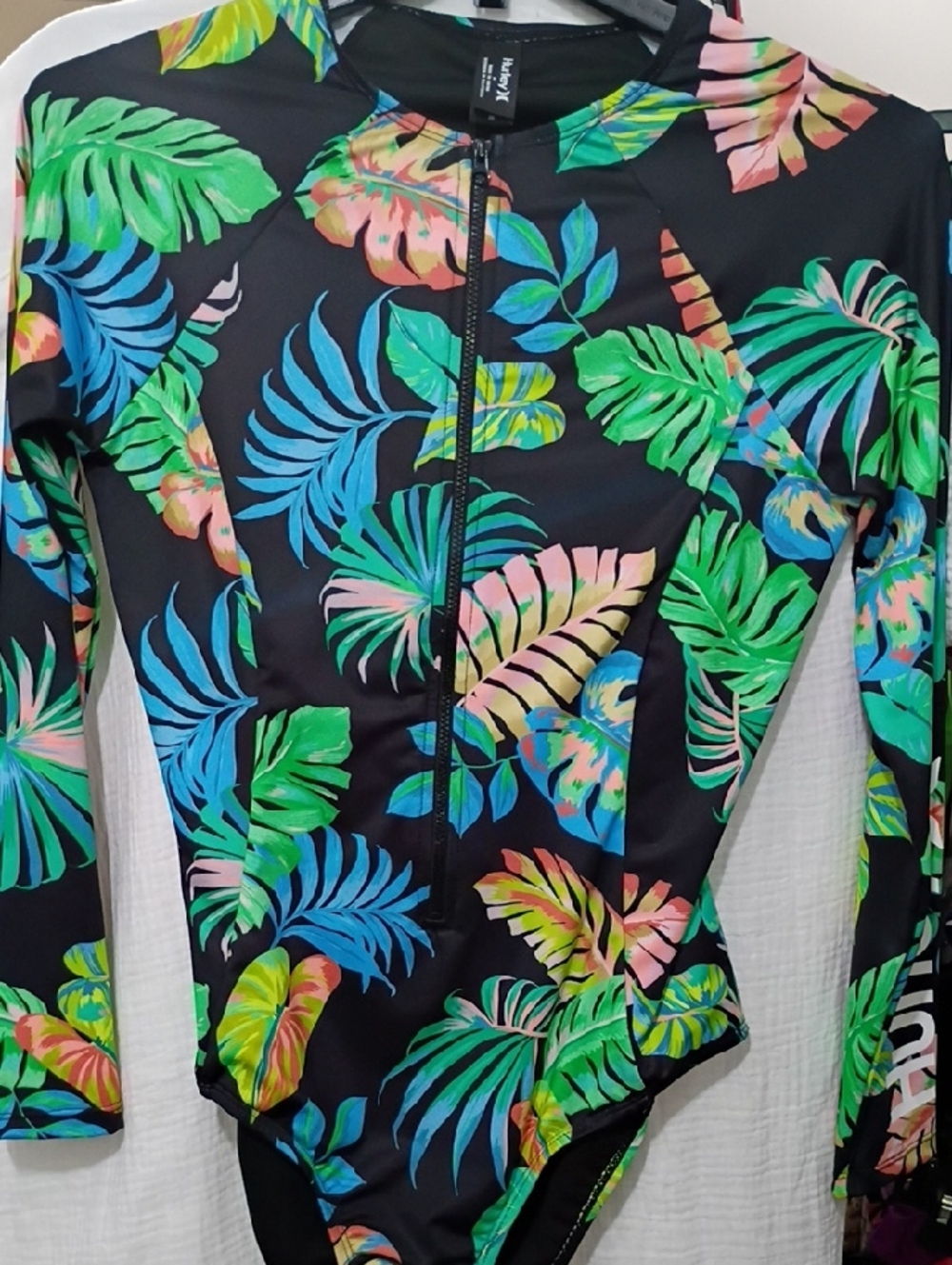 HURLEY BLACK FRONT ZIP LONG-SLEEVE TROPICAL LEAF ONE-PIECE SWIMSUIT SIZE MED NWT